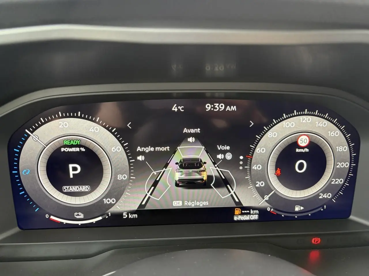 Tableau de bord numérique du Nissan Qashqai 2025, affichage de la vitesse, température et aide à la conduite active.