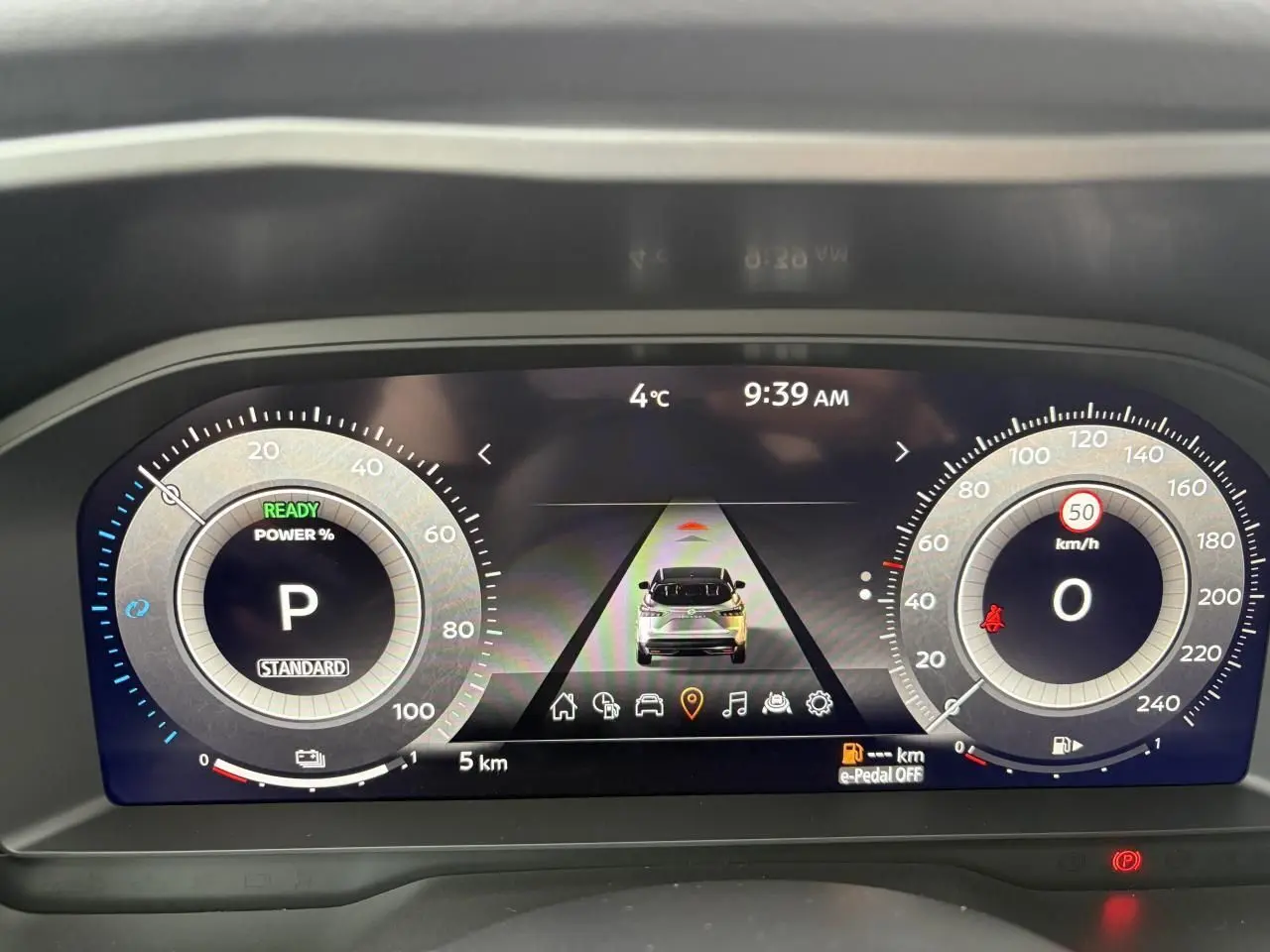 Tableau de bord numérique du Nissan Qashqai hybride, affichage central avec vitesse et indicateurs, ambiance moderne.