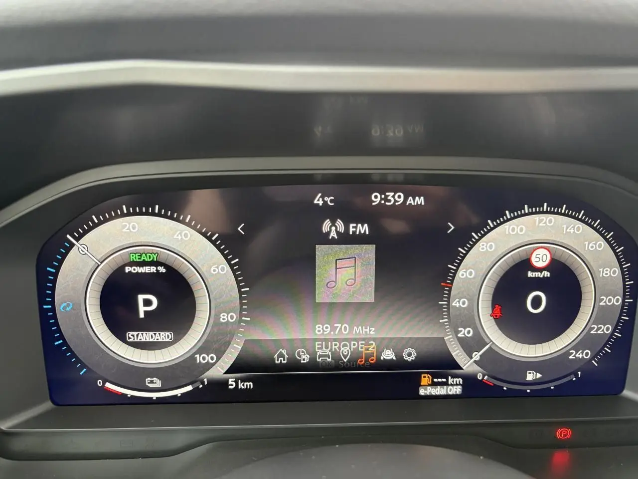 Combiné d'instrumentation numérique 12,3 pouces du Nissan Qashqai 2025 affichant vitesse, mode de conduite et radio FM.