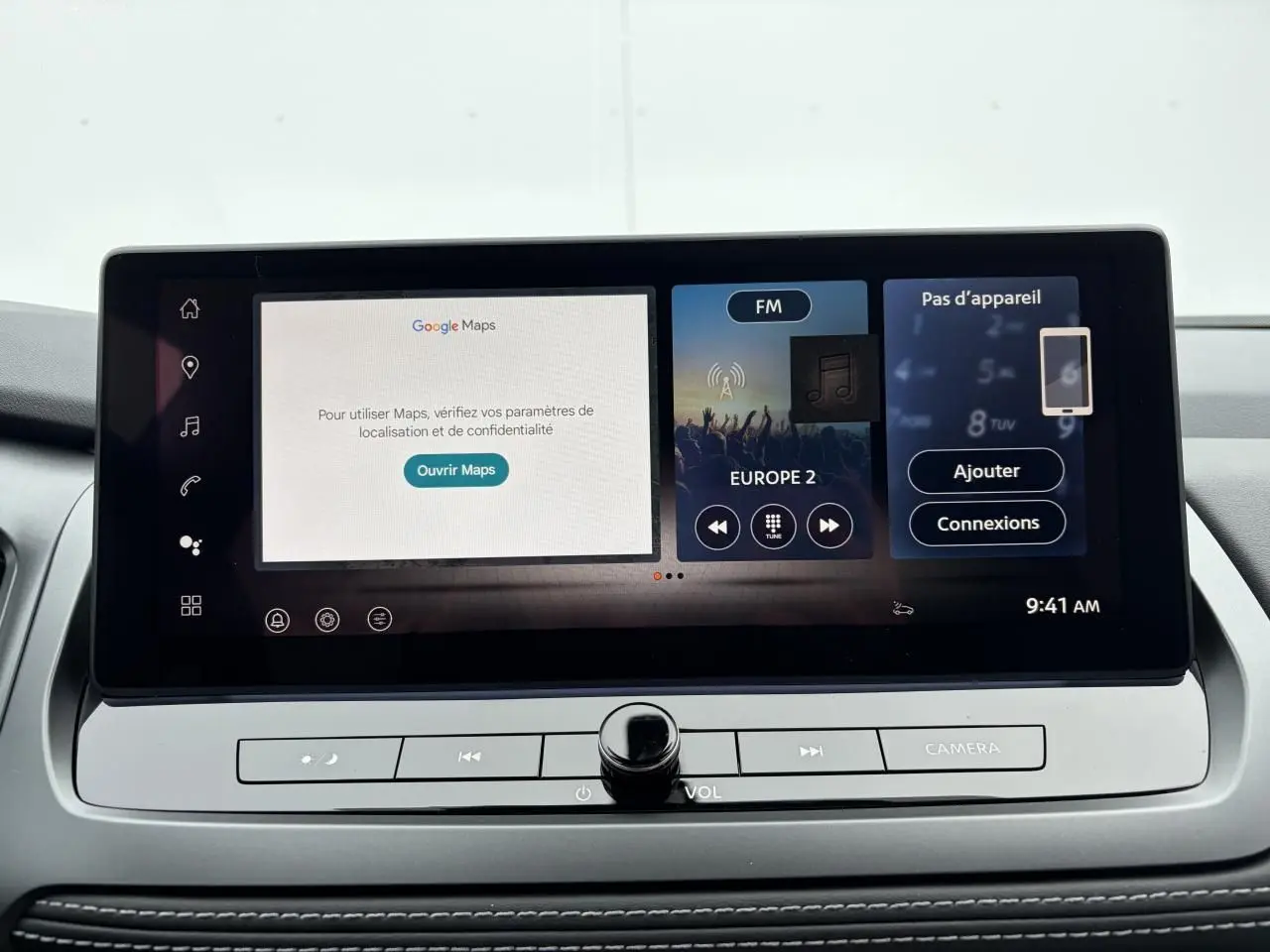 Écran tactile central du Nissan Qashqai III 2025 affichant Google Maps et radio FM, avec commandes sous l'écran.