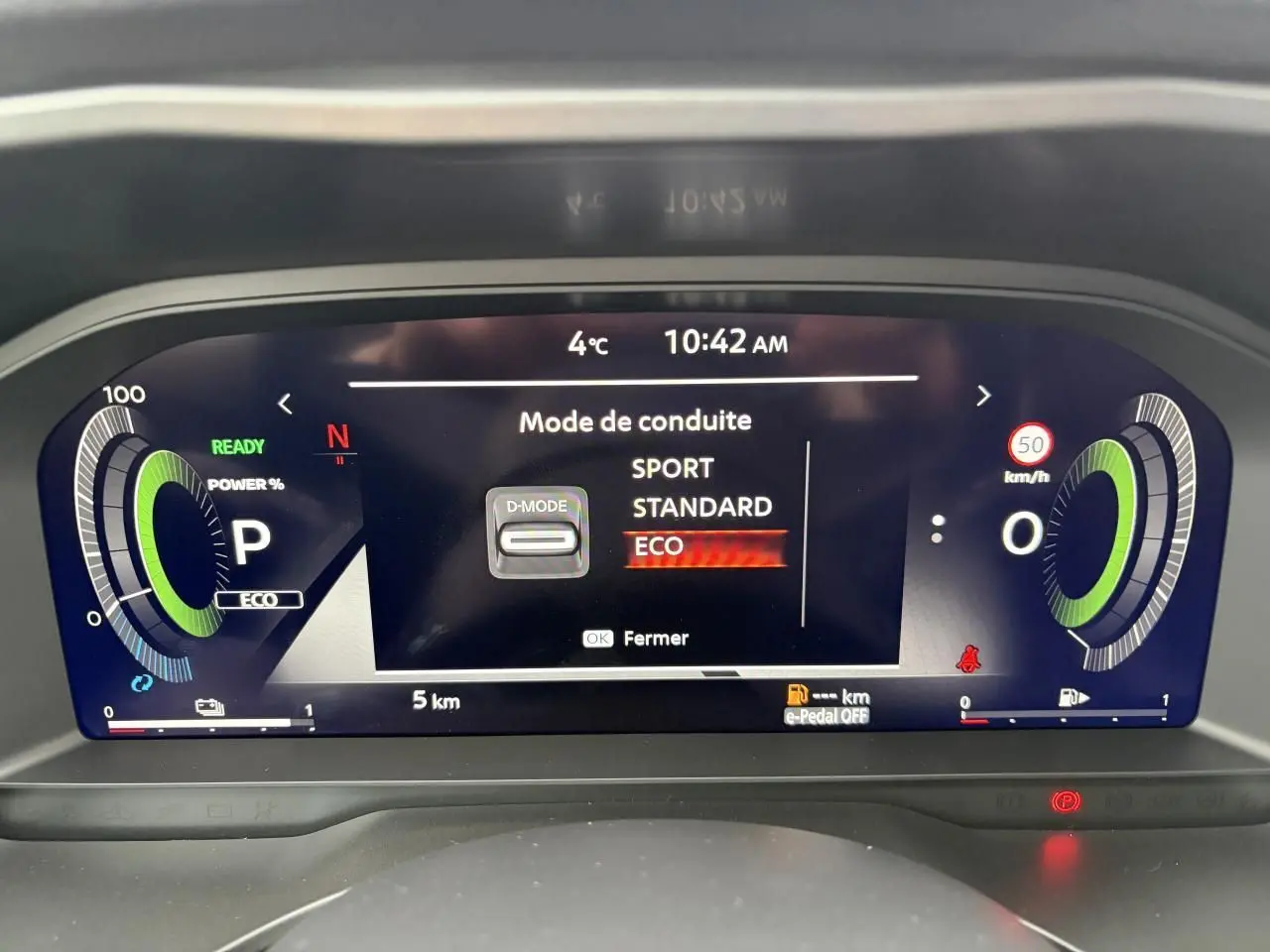 Affichage numérique du tableau de bord du Nissan Qashqai III en mode ECO, avec jauges vertes et informations de conduite.