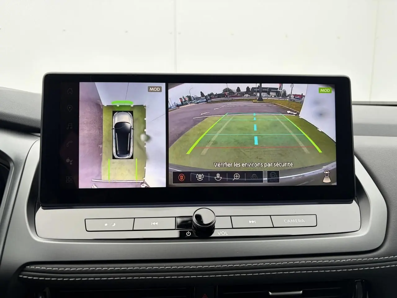 Écran intérieur du Nissan Qashqai 2025 montrant la caméra de recul et la vue 360° en mode stationnement.