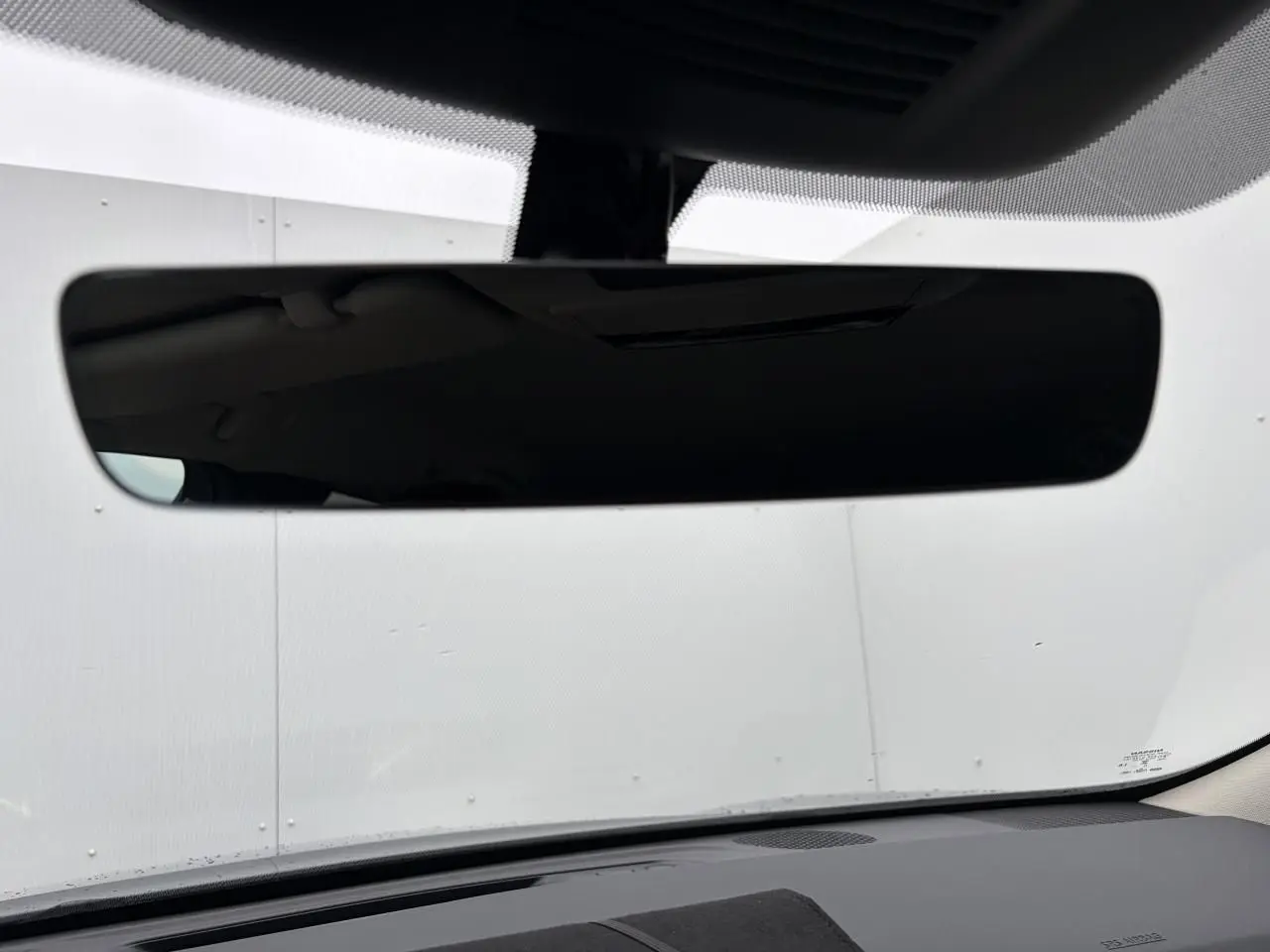 Vue intérieure centrée sur le rétroviseur intérieur du Nissan Qashqai 2025, sans reflet visible.