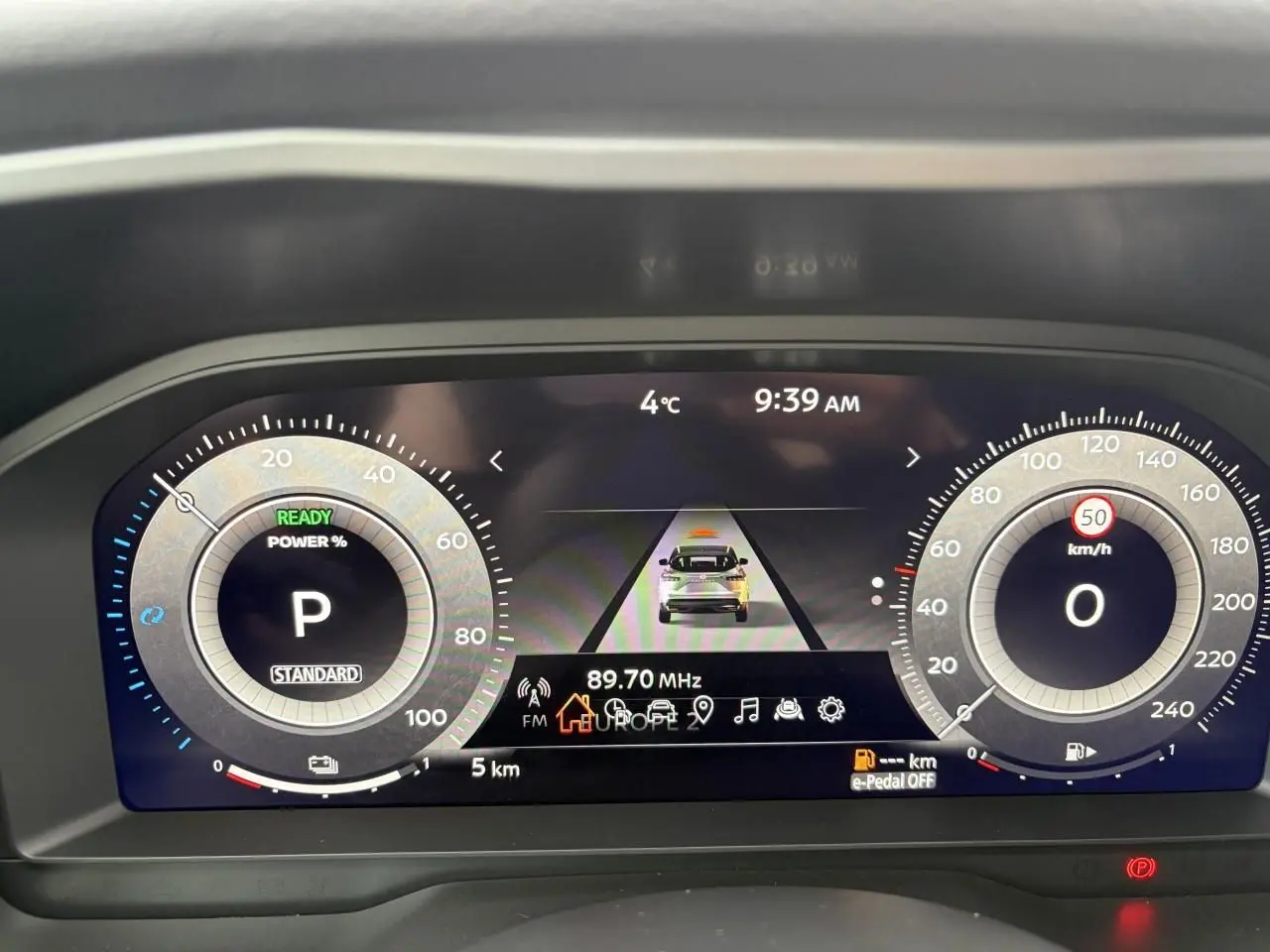 Combiné d'instrumentation numérique 12,3" du Nissan Qashqai III en affichage clair avec indication vitesse et mode parking.