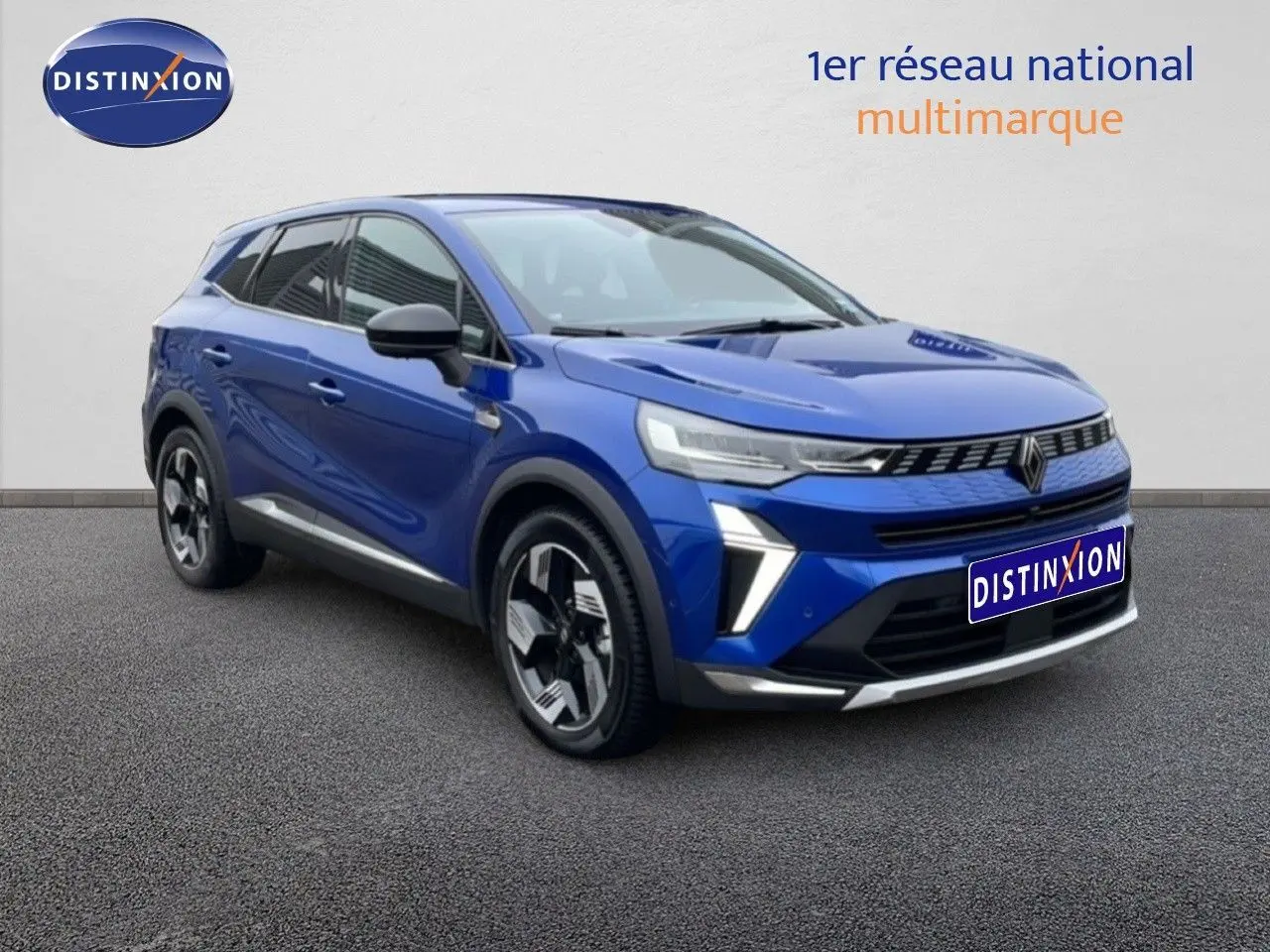 Renault Symbioz 2025 bleu Iron Metal en 3/4 avant droit, avec calandre moderne et jantes stylisées noires et argentées.