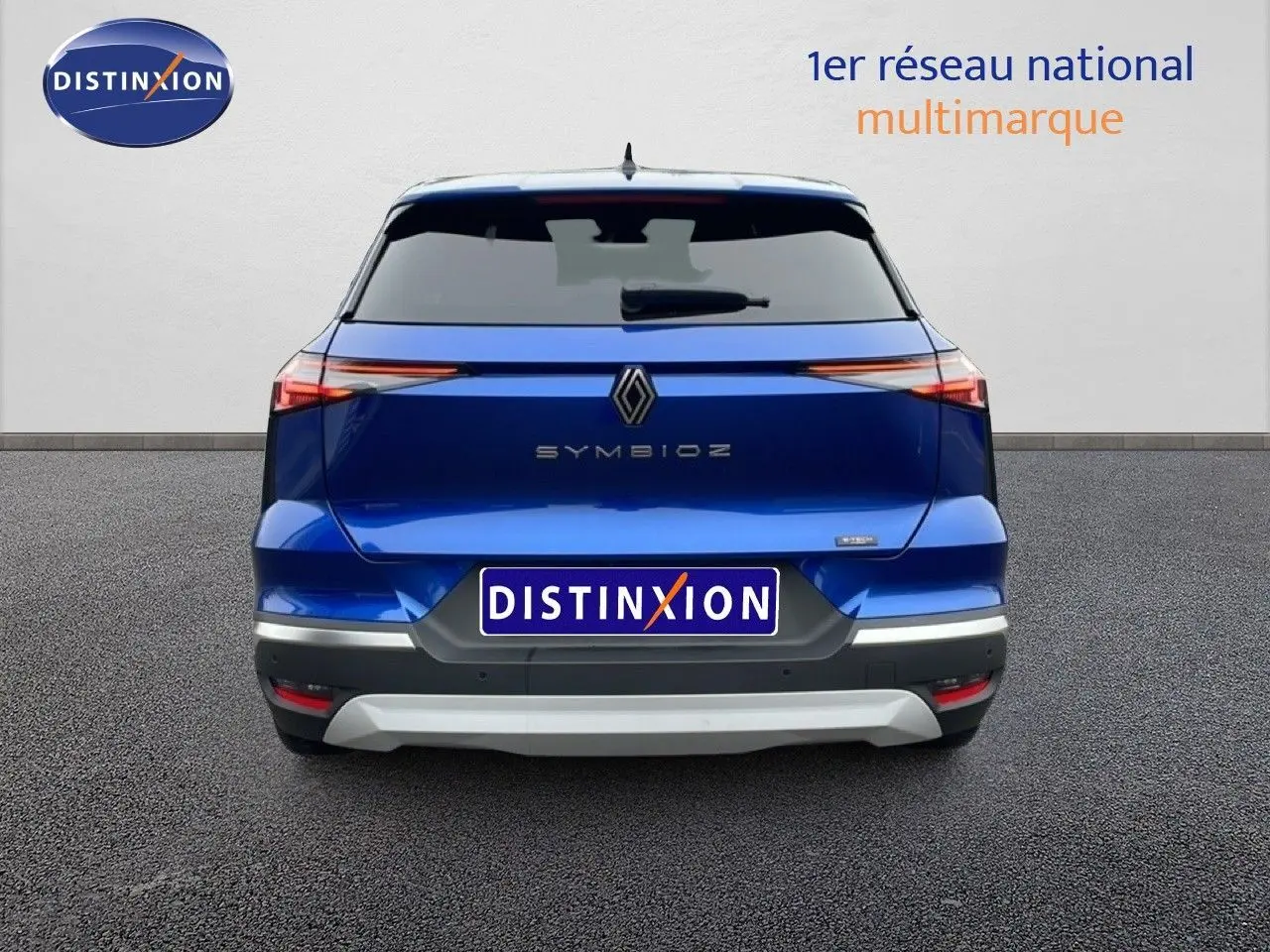 Vue arrière d'une Renault Symbioz 2025 en bleu Iron Metal avec feux LED fins et logo central distinctif.