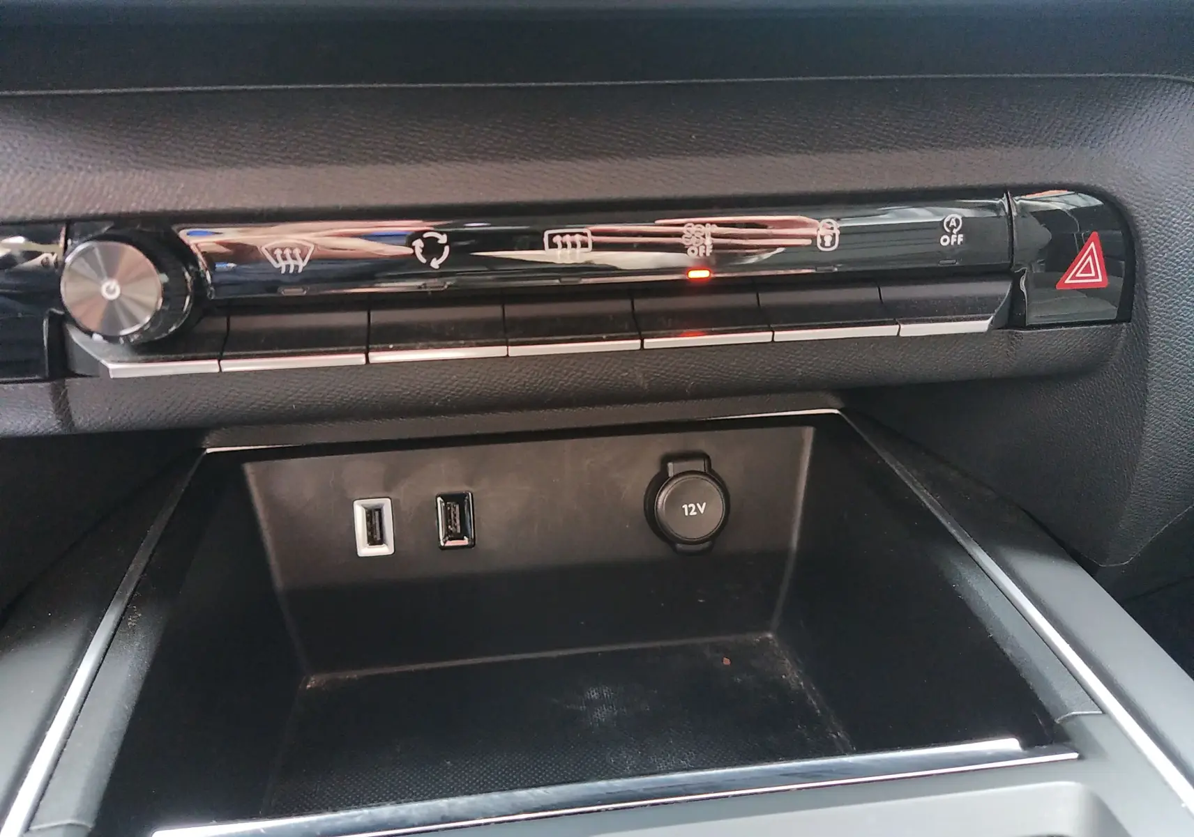 Vue rapprochée de la console centrale du Citroën C5 Aircross 2023, avec commandes climatisation, ports USB et prise 12V.