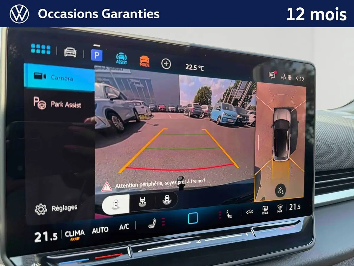 Écran tactile intérieur montrant l’aide au stationnement avec vue caméra et affichage 360° du Volkswagen T-Roc noir.