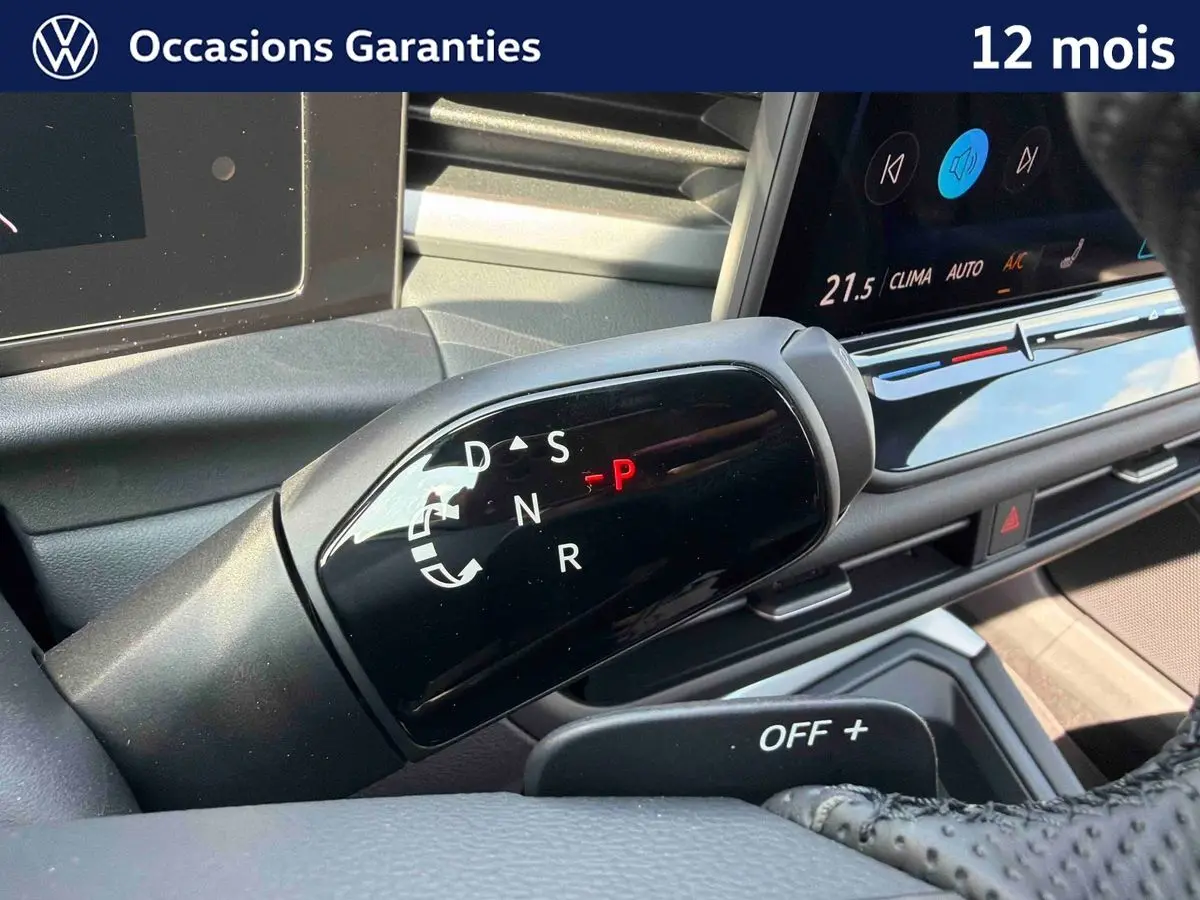 Gros plan sur la commande de boîte manuelle noire dans l’habitacle du Volkswagen T-Roc 2026, avec écran tactile en arrière-plan.