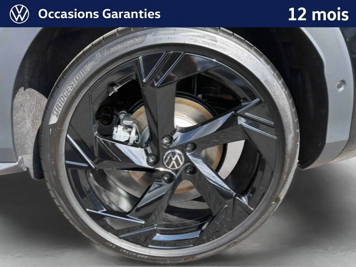 Gros plan sur la jante noire brillante 20 pouces Calgary du Volkswagen T-Roc 2026, avec pneu Bridgestone visible.