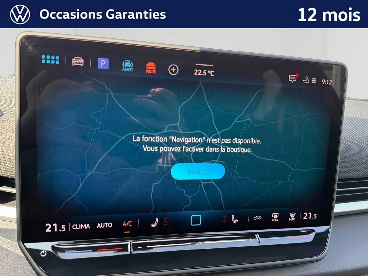 Vue intérieure du tableau de bord du Volkswagen T-Roc 2026, écran tactile central affichant un message de navigation désactivée.