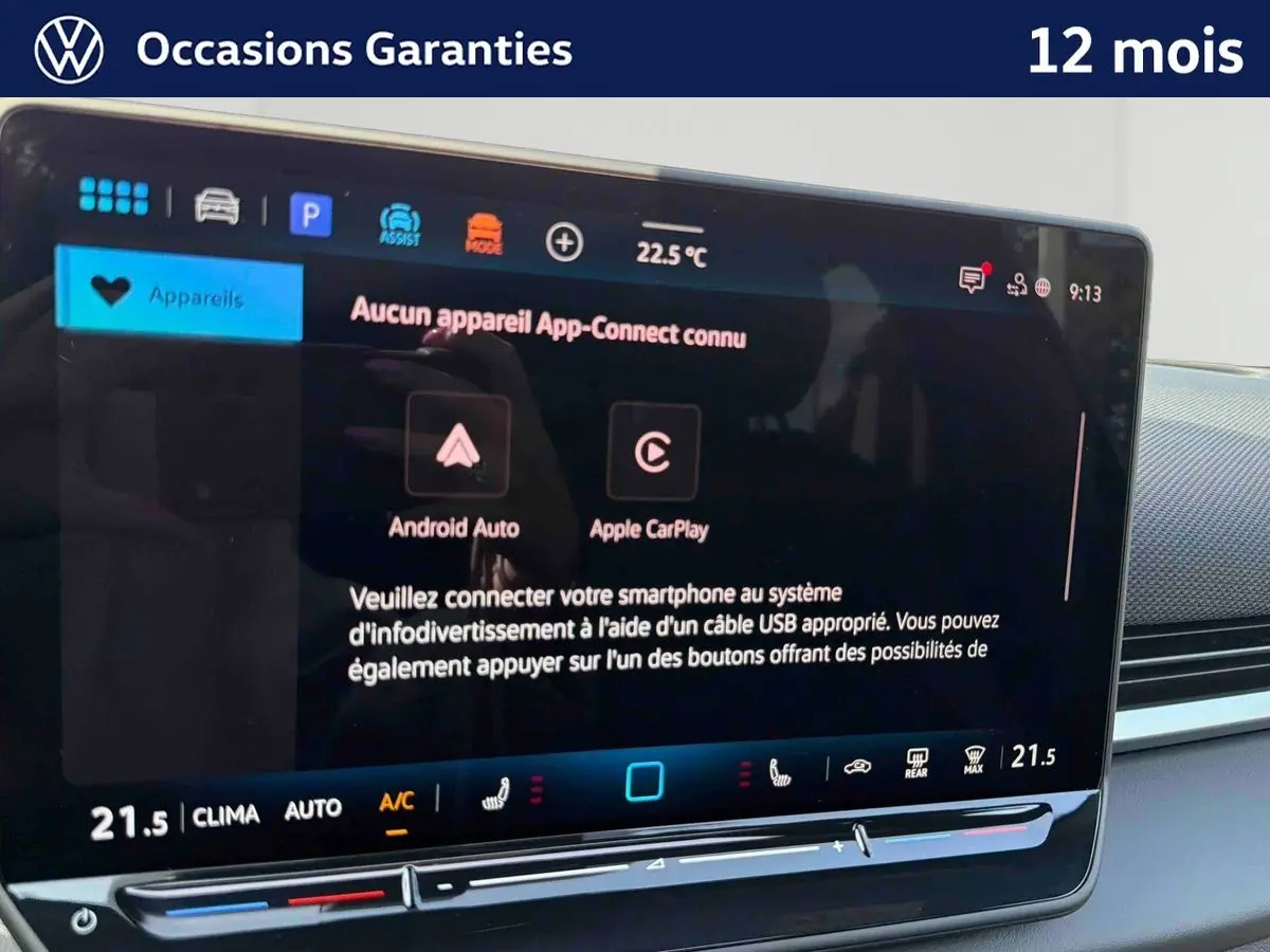 Gros plan sur l'écran tactile central du Volkswagen T-Roc noir, affichant les options Android Auto et Apple CarPlay.