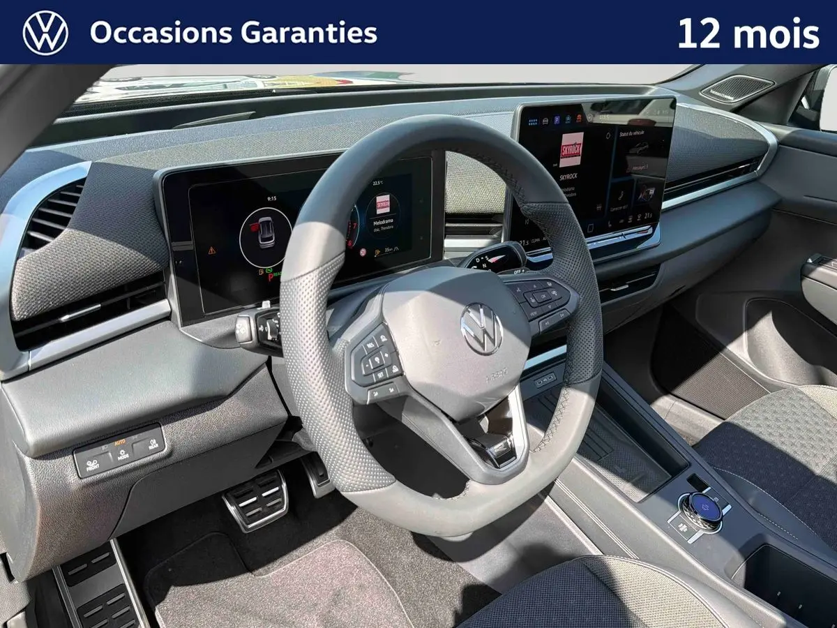 Vue intérieure centrée sur le volant multifonction noir et le tableau de bord numérique du Volkswagen T-Roc 2026.