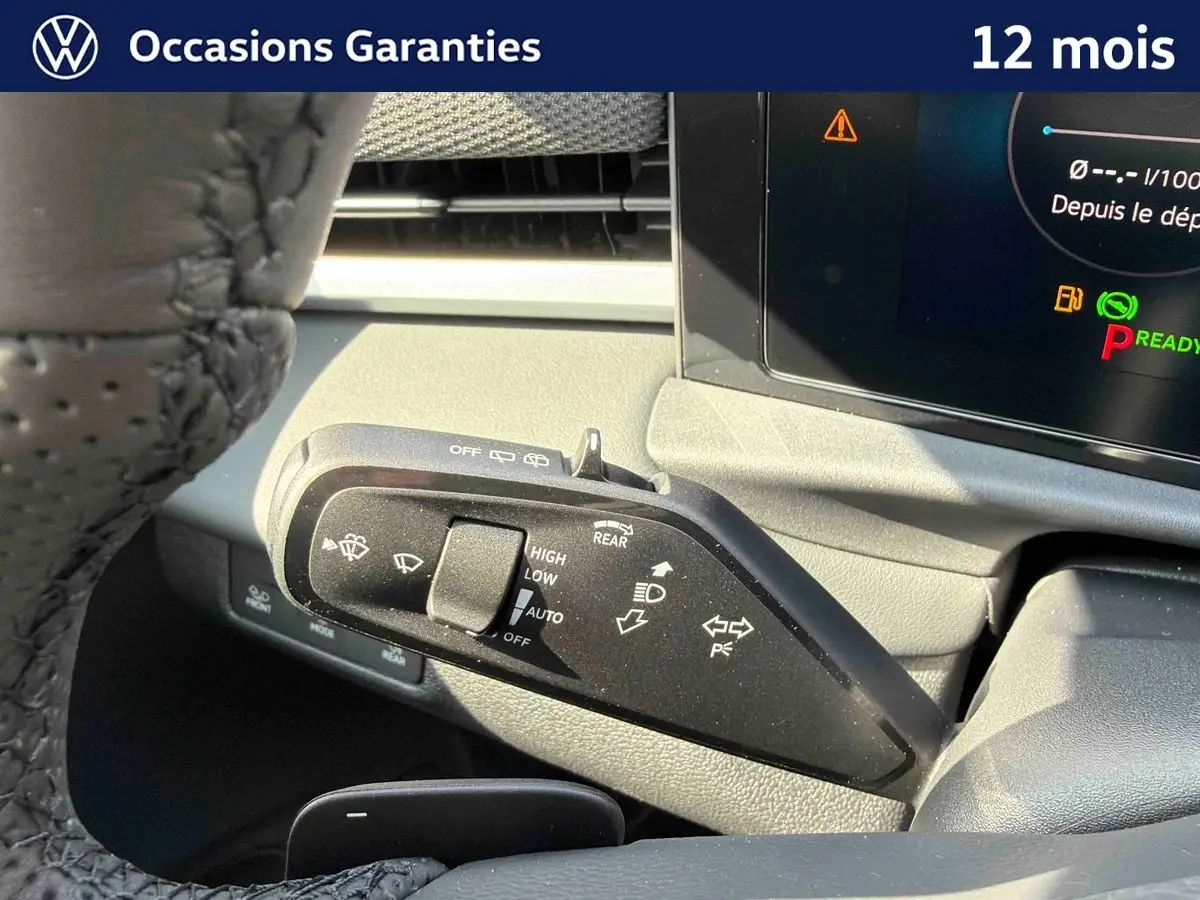 Gros plan sur la commande des essuie-glaces côté gauche du tableau de bord du Volkswagen T-Roc noir.