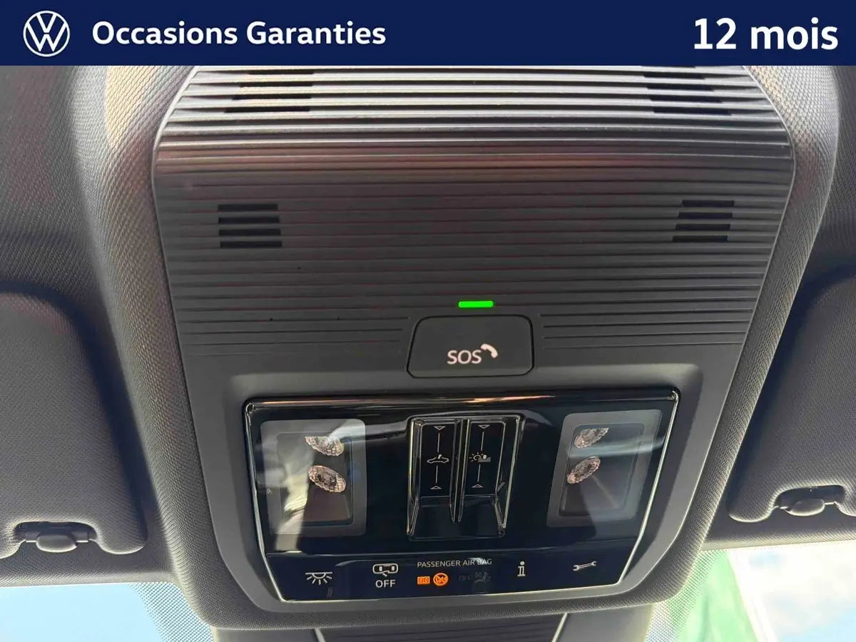 Vue en gros plan du plafonnier intérieur noir du Volkswagen T-Roc 2026 avec commandes SOS et éclairage LED.