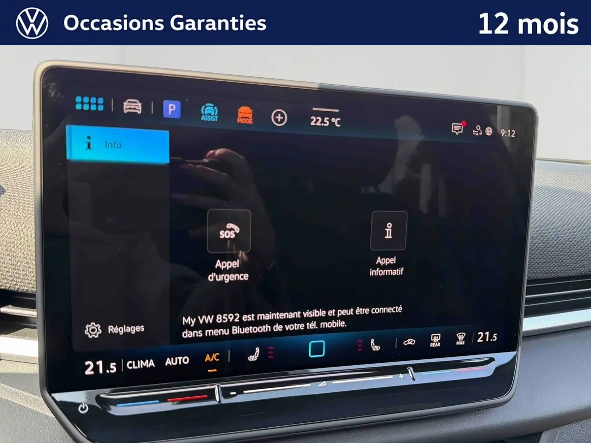 Vue de face intérieure du tableau de bord du Volkswagen T-Roc noir avec écran tactile multifonction allumé.