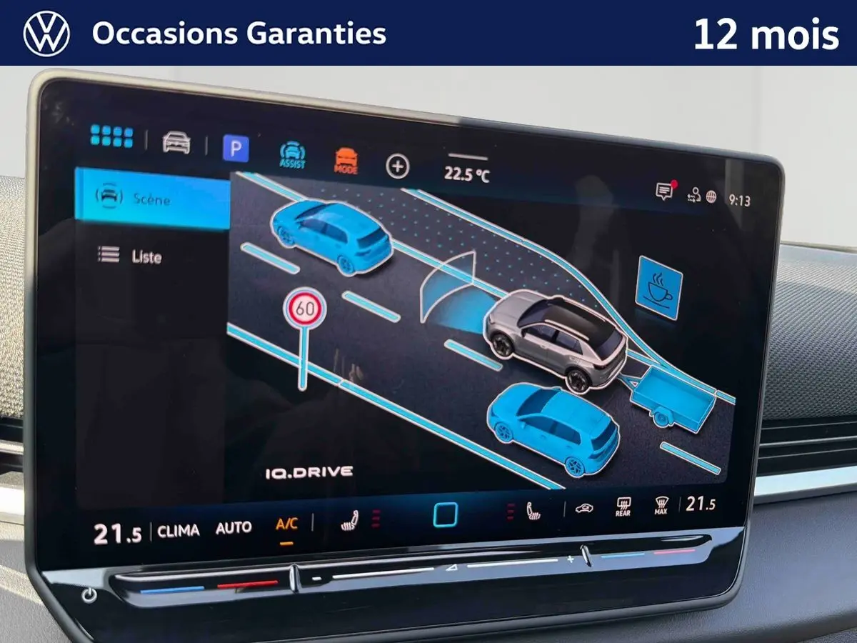 Écran tactile intérieur du Volkswagen T-Roc montrant l'assistance à la conduite avec vue 3D et alertes trafic.