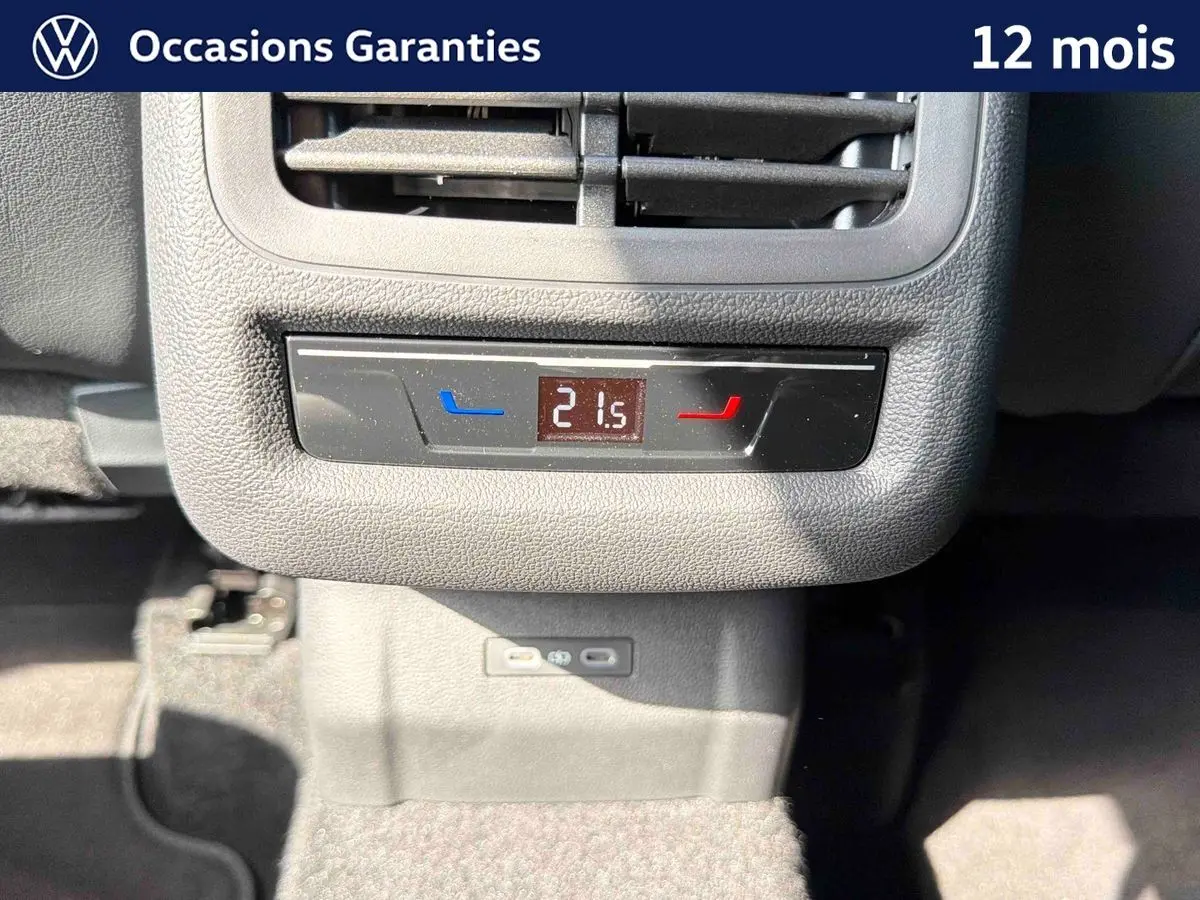 Détail de la commande de climatisation arrière affichant 21,5°C dans un Volkswagen T-Roc noir.
