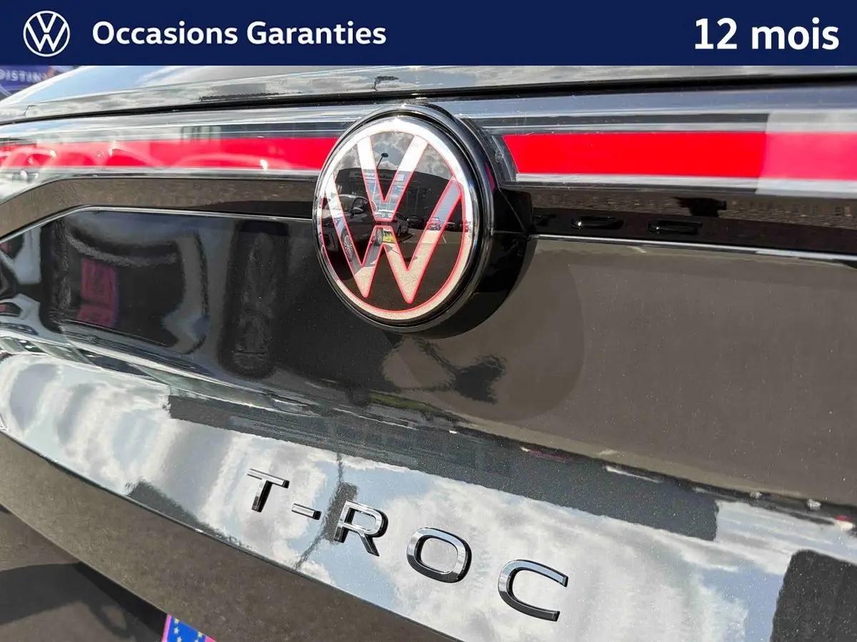 Gros plan sur l'arrière noir métallisé du Volkswagen T-Roc avec logo VW et lettrage T-ROC.