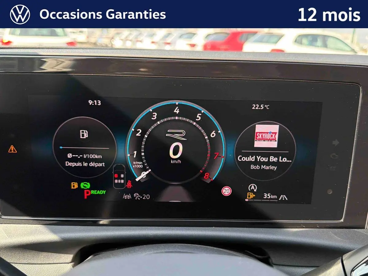 Vue intérieure du tableau de bord numérique du Volkswagen T-Roc noir, affichant la vitesse, la température et les informations multimédias.