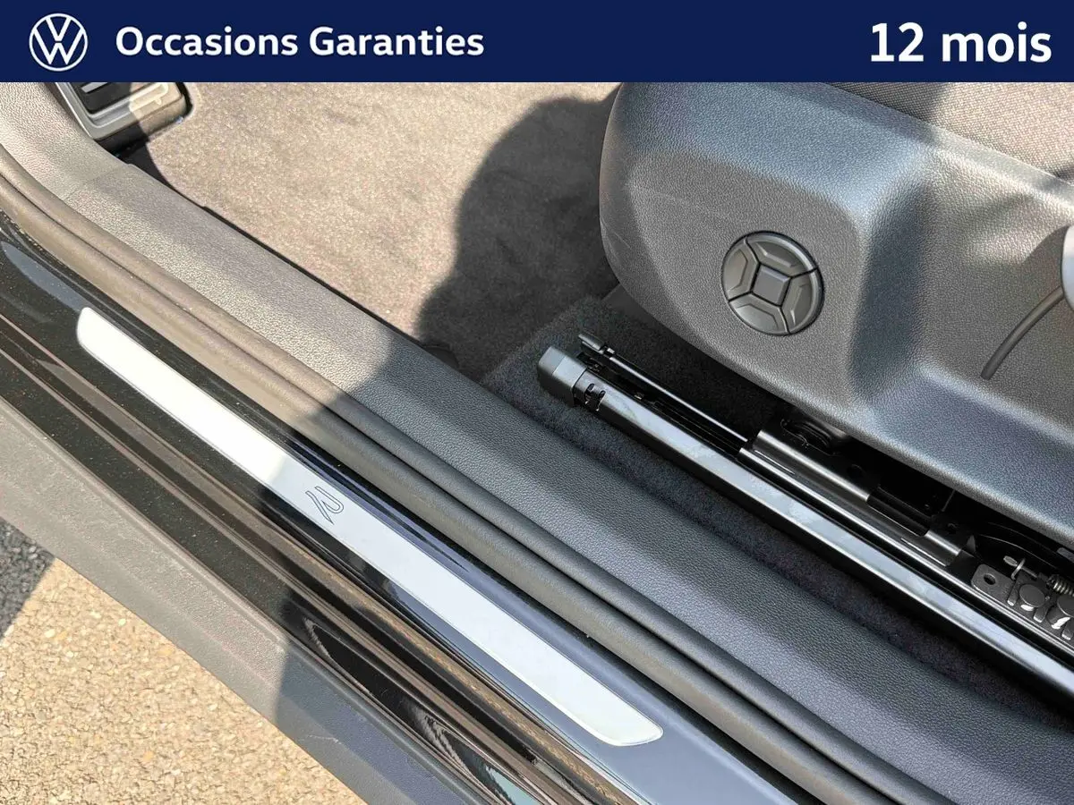 Détail de la porte côté conducteur noire du Volkswagen T-Roc 2026 avec seuil de porte siglé R.