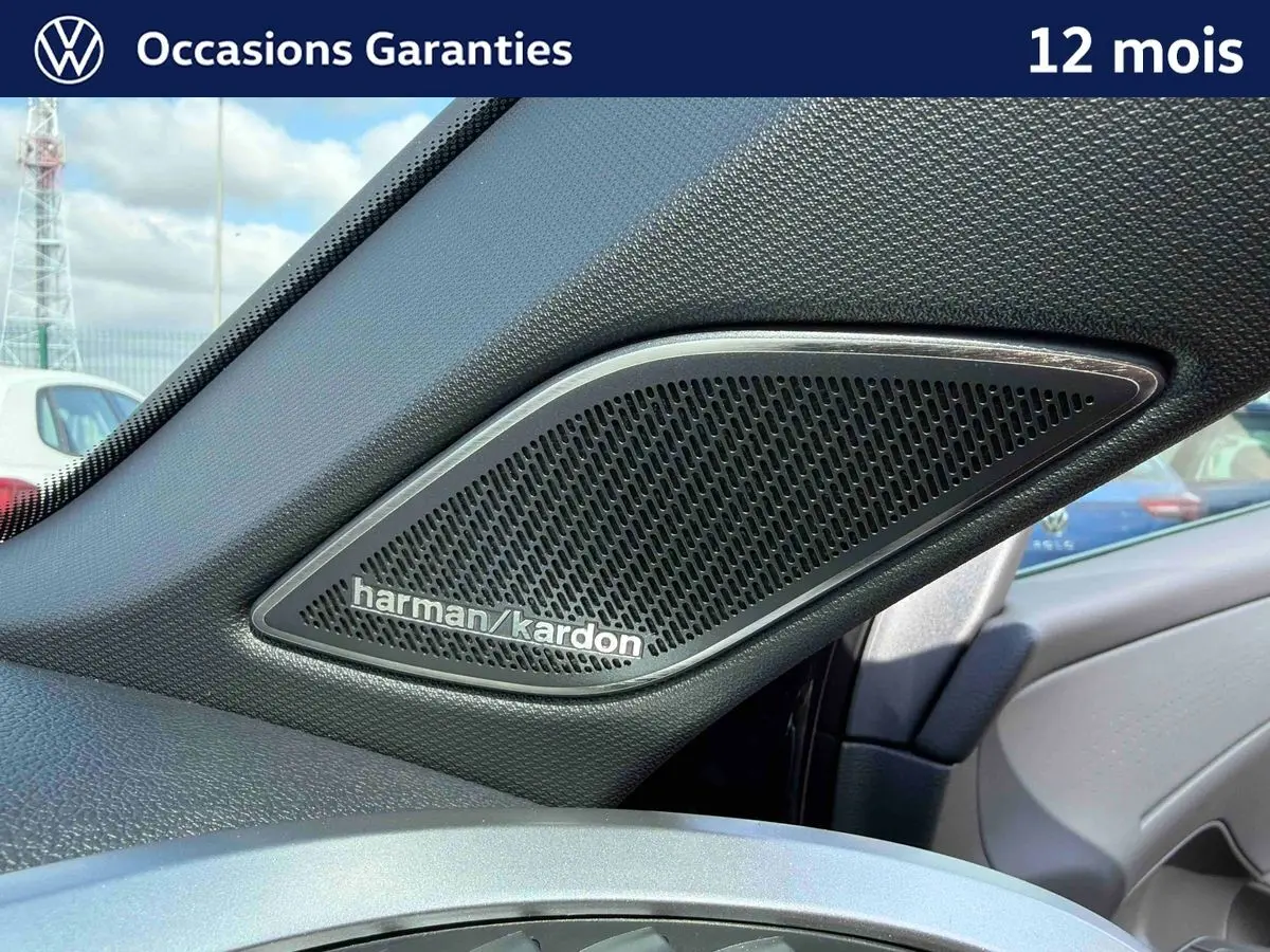 Gros plan sur le haut-parleur Harman Kardon côté droit de l’habitacle du Volkswagen T-Roc noir.