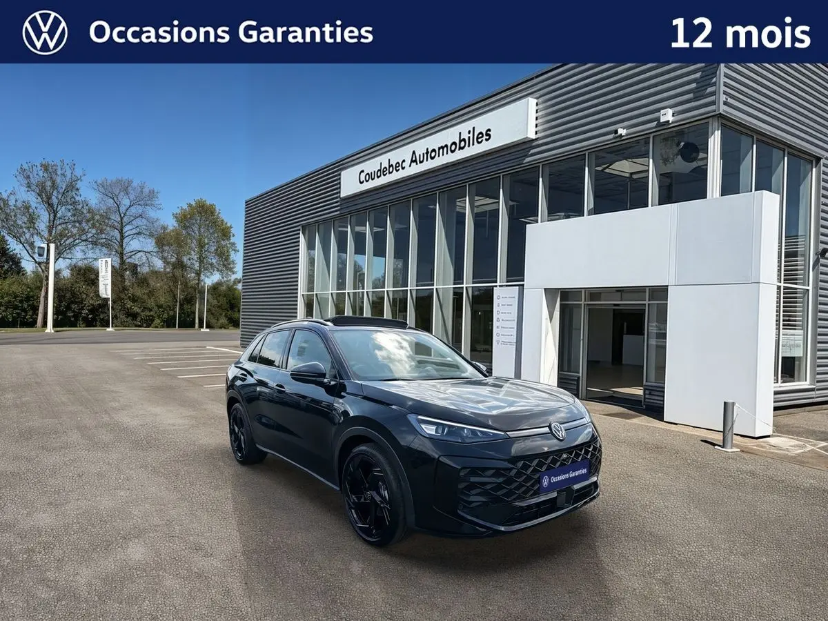 Volkswagen T-Roc noir métallisé en 3/4 avant droit, avec jantes noires et toit ouvrant panoramique visible.