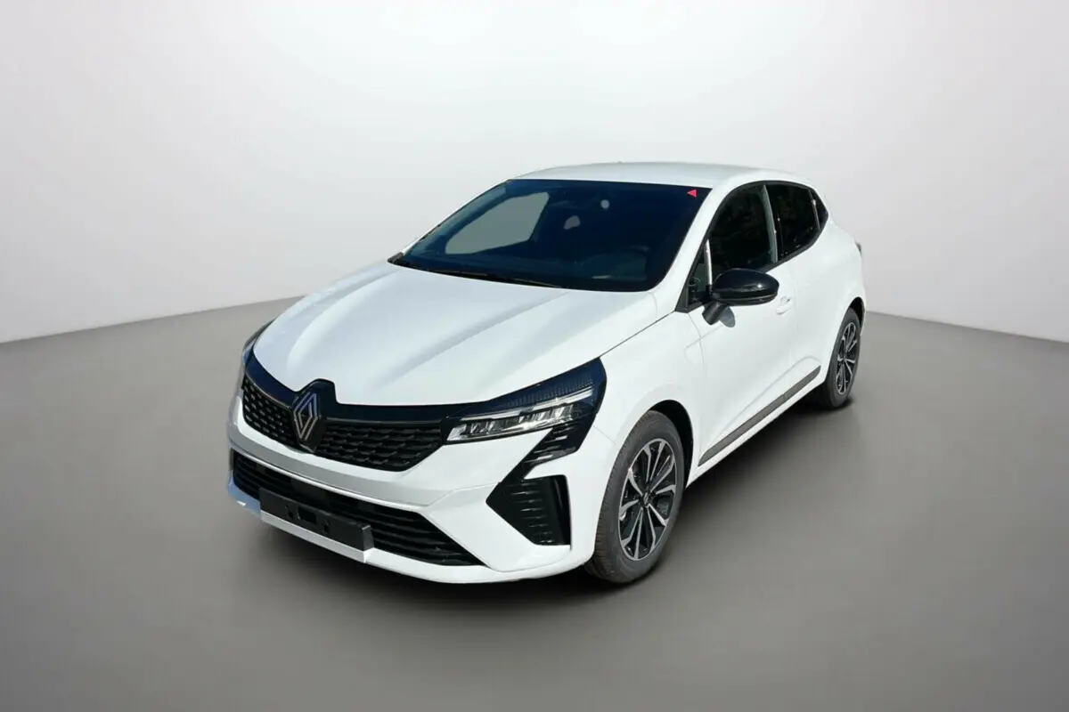 Renault Clio V Facelift TCe 90 Techno blanche vue en 3/4 avant droit avec calandre noire et jantes alliage.