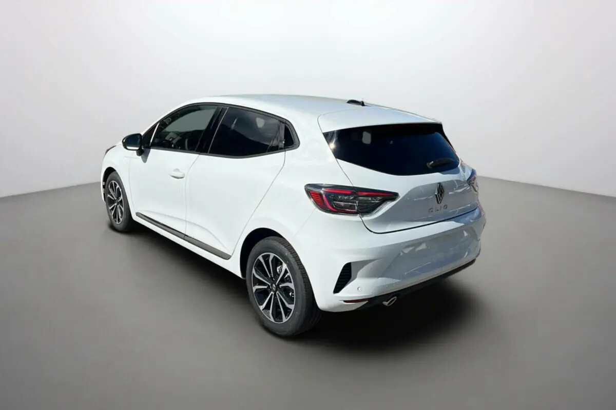 Renault Clio V Facelift TCe 90 Techno blanc vue 3/4 arrière droit avec feux arrière LED et jantes alliage.