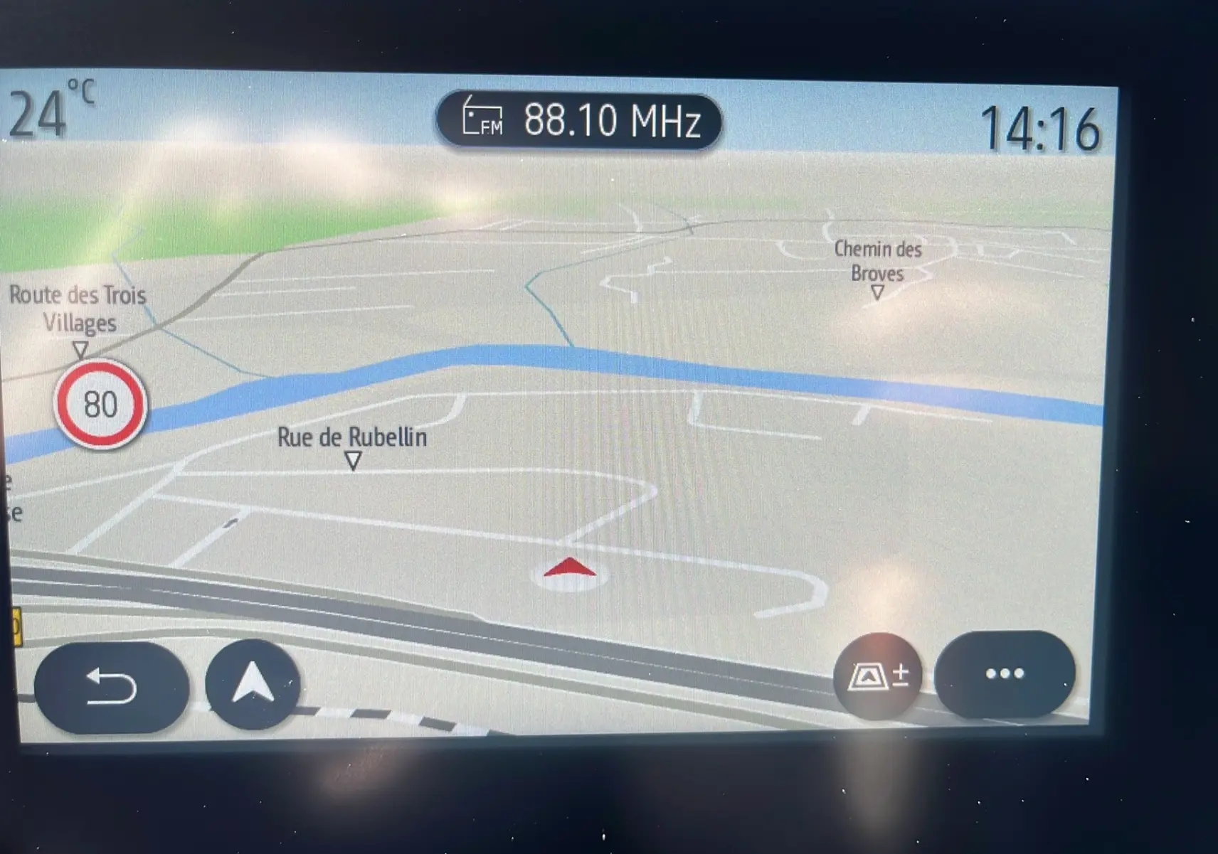 Écran tactile du système de navigation de la Renault Clio V facelift 2025 affichant une carte et la température extérieure.