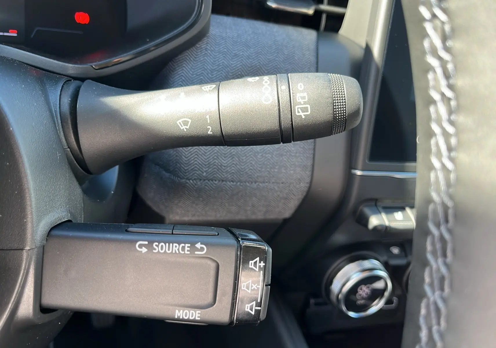 Gros plan sur la commande de régulateur et essuie-glace dans l'habitacle d'une Renault Clio blanc 2025.