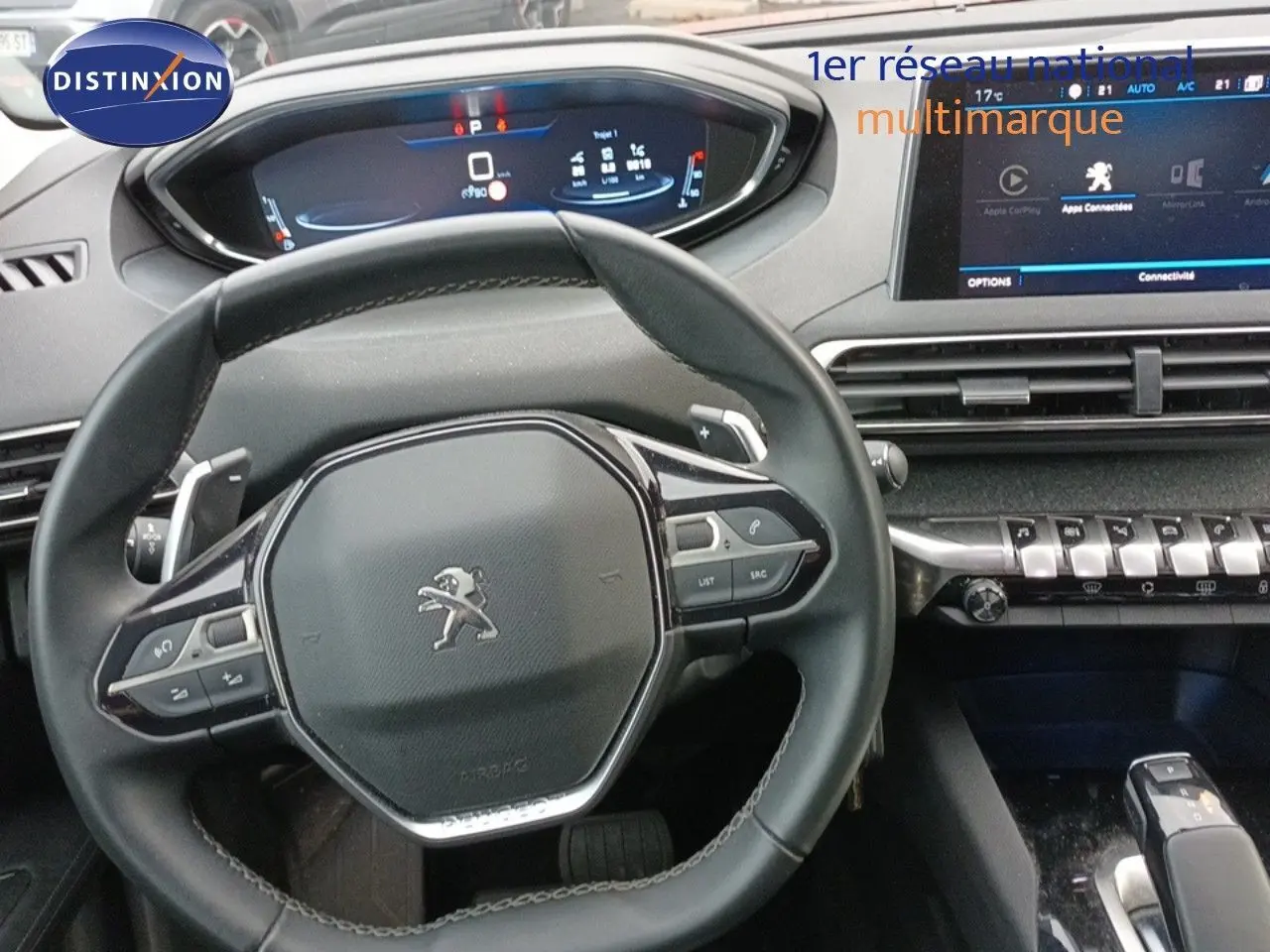 Vue rapprochée du volant multifonction noir et du tableau de bord numérique du Peugeot 3008 rouge foncé métal 2020.