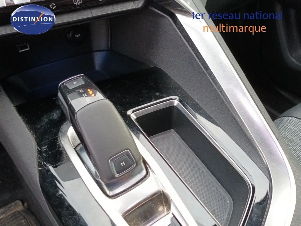 Le levier de vitesse automatique du Peugeot 3008 PureTech 130 Allure, vue rapprochée de la console centrale.