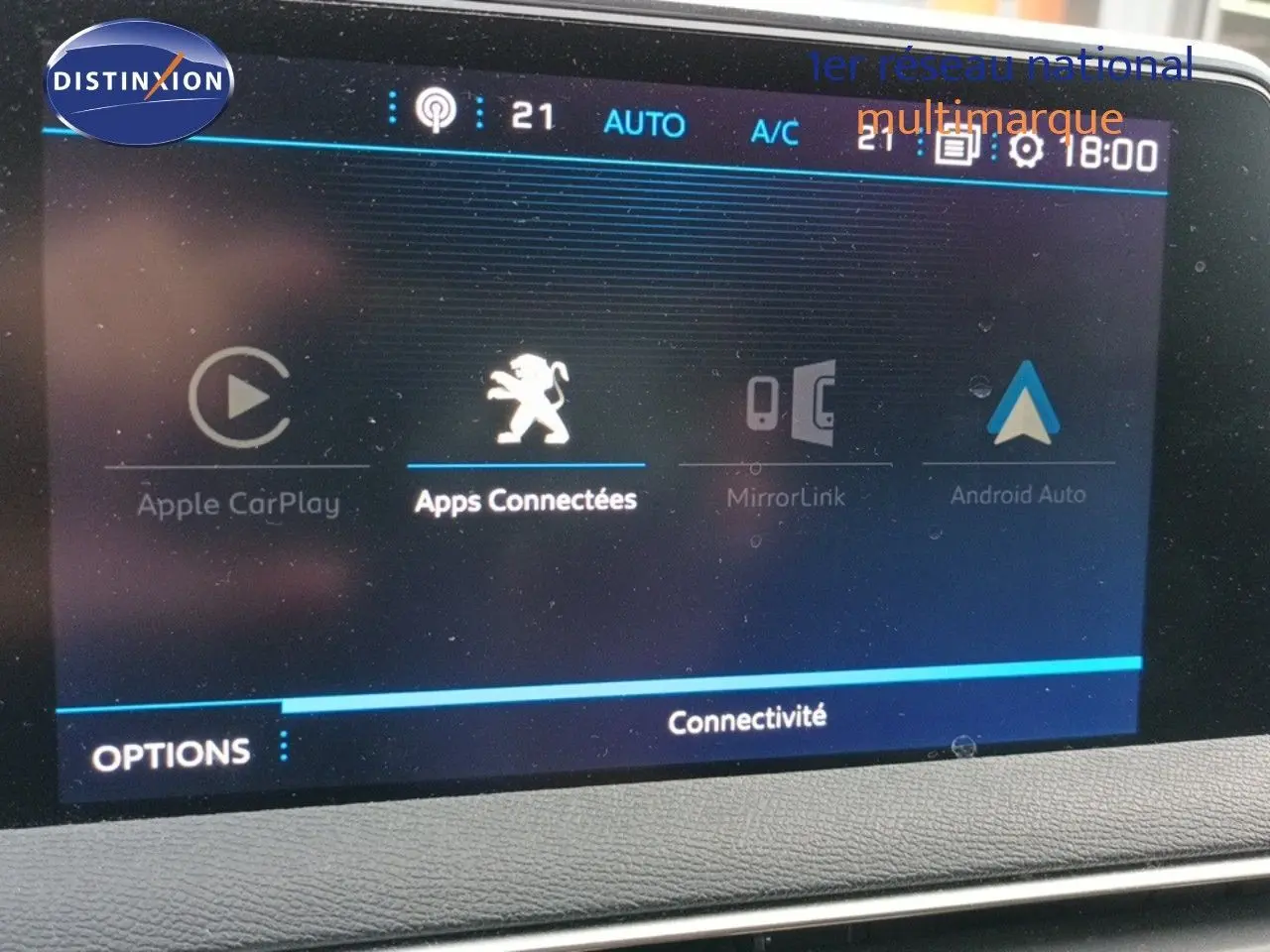 Écran tactile du système multimédia Peugeot 3008 2020 affichant les options de connectivité avec logo lion central.