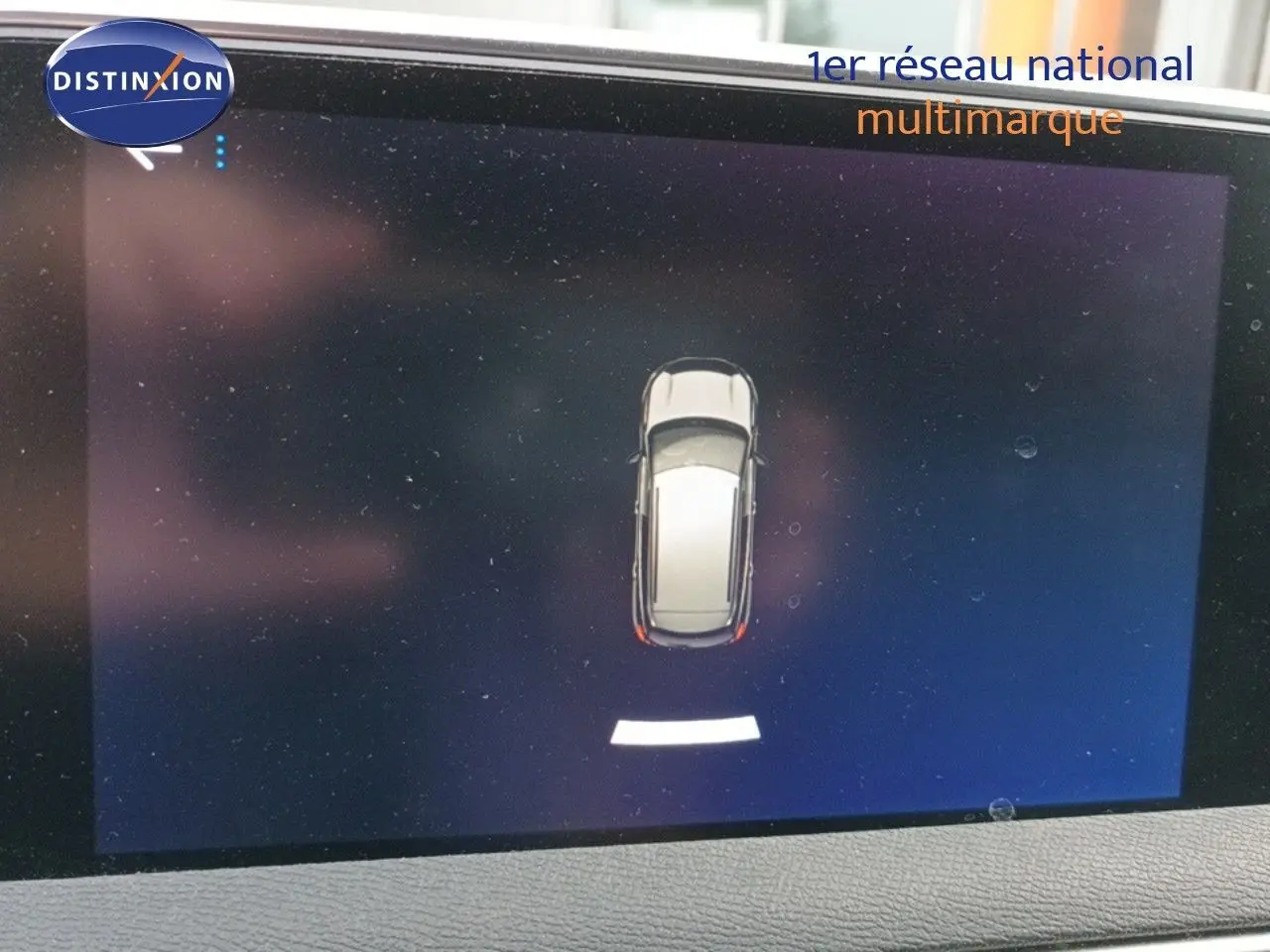 Affichage de l'aide au stationnement montrant une vue aérienne virtuelle du Peugeot 3008 rouge foncé métallisé.