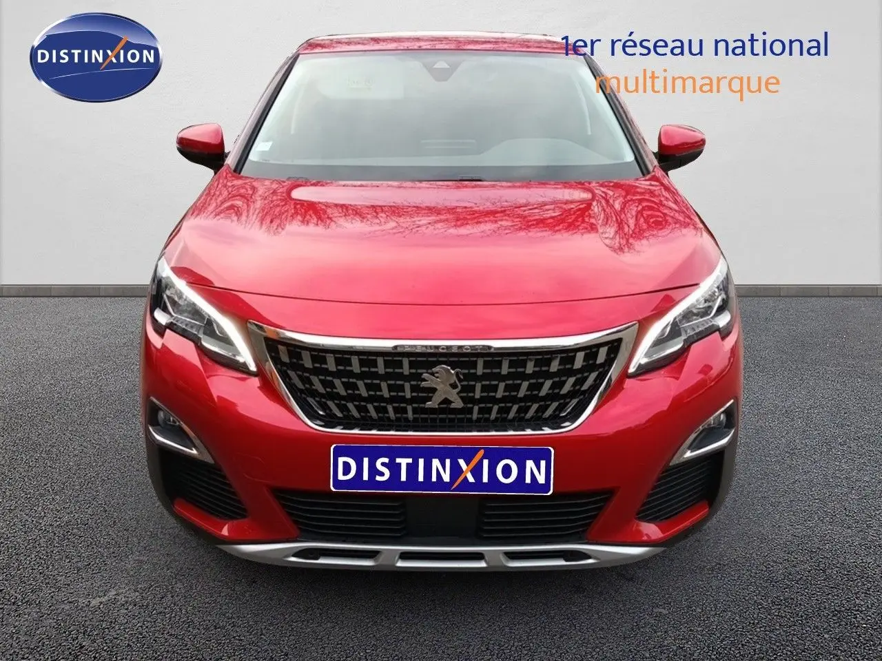 Vue frontale d'un Peugeot 3008 rouge foncé métallisé avec calandre noire et logo lion central bien visible.