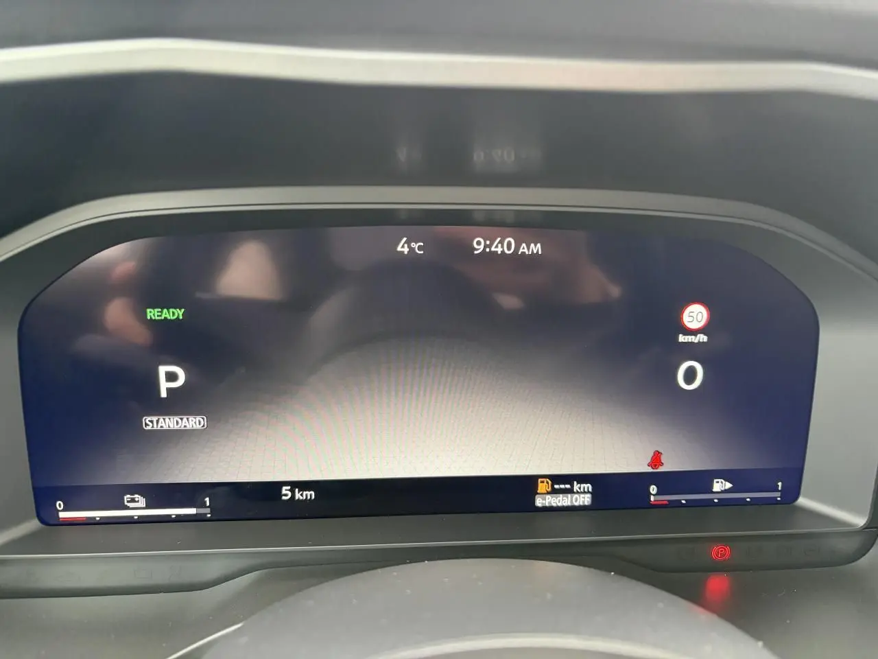 Tableau de bord numérique du Nissan Qashqai III 1.5 Hybrid E-Power, affichage clair à 9h40, température 4°C.