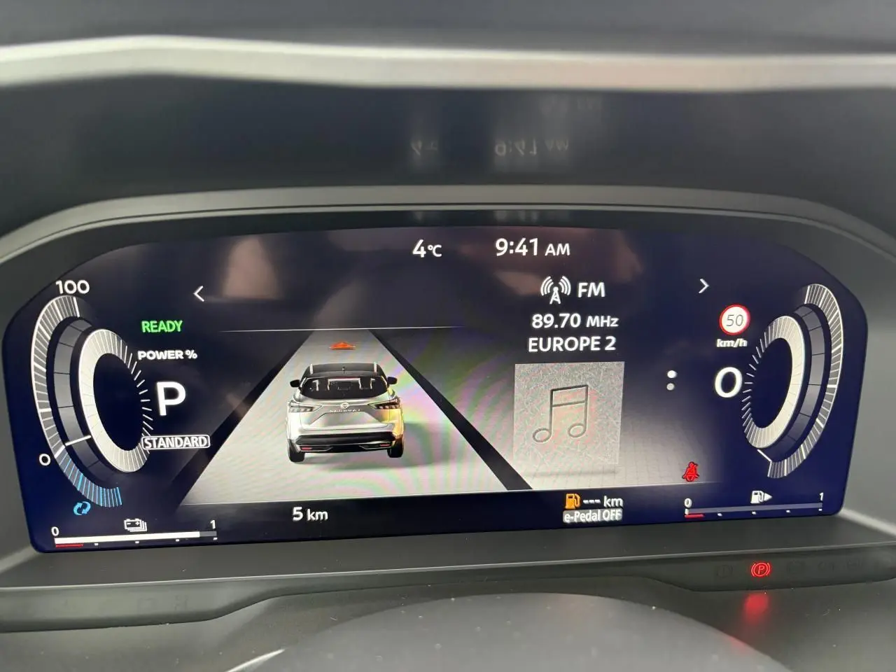 Affichage numérique 12,3 pouces du tableau de bord du Nissan Qashqai III en mode parking avec vue arrière du véhicule.