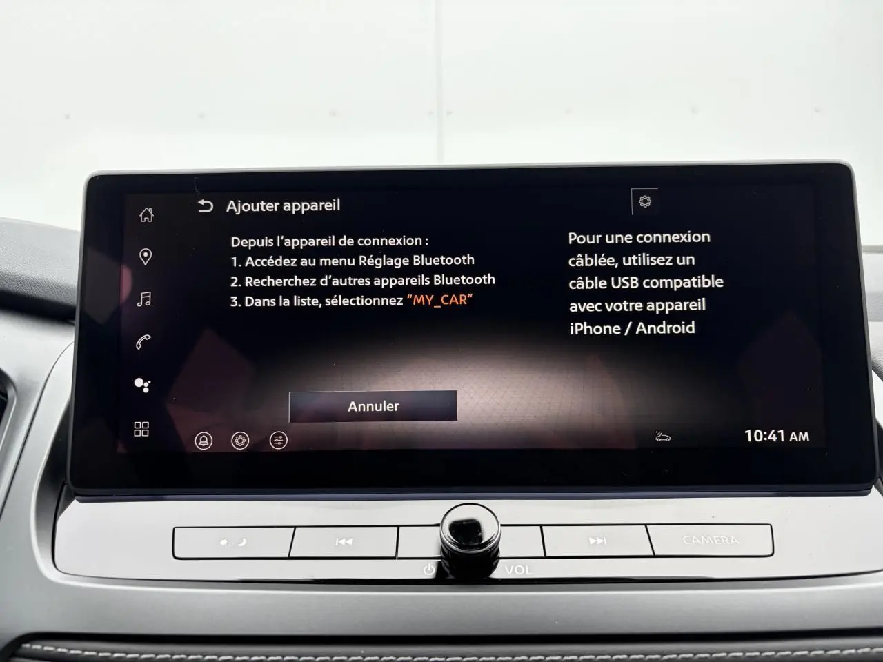 Écran tactile central du Nissan Qashqai 2025 affichant les instructions de connexion Bluetooth, intérieur gris.