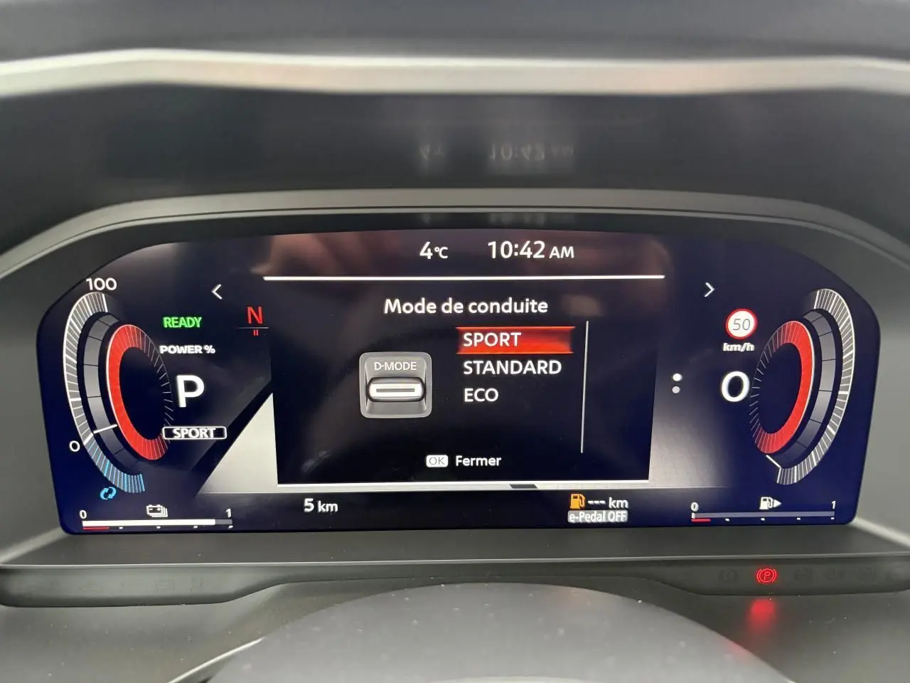 Affichage numérique du tableau de bord du Nissan Qashqai III en mode conduite Sport, avec jauges colorées et informations claires.