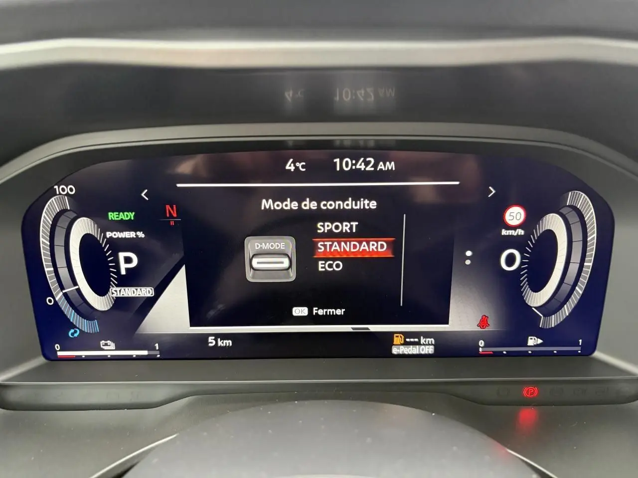 Affichage numérique du tableau de bord du Nissan Qashqai 2025, mode de conduite standard sélectionné.