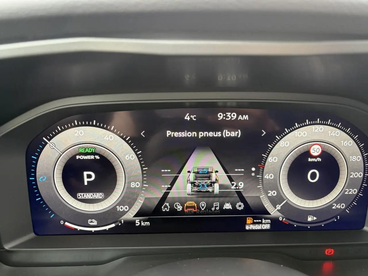 Combiné d'instrumentation numérique 12,3" du Nissan Qashqai 2025, affichant la pression des pneus et la vitesse à 0 km/h.