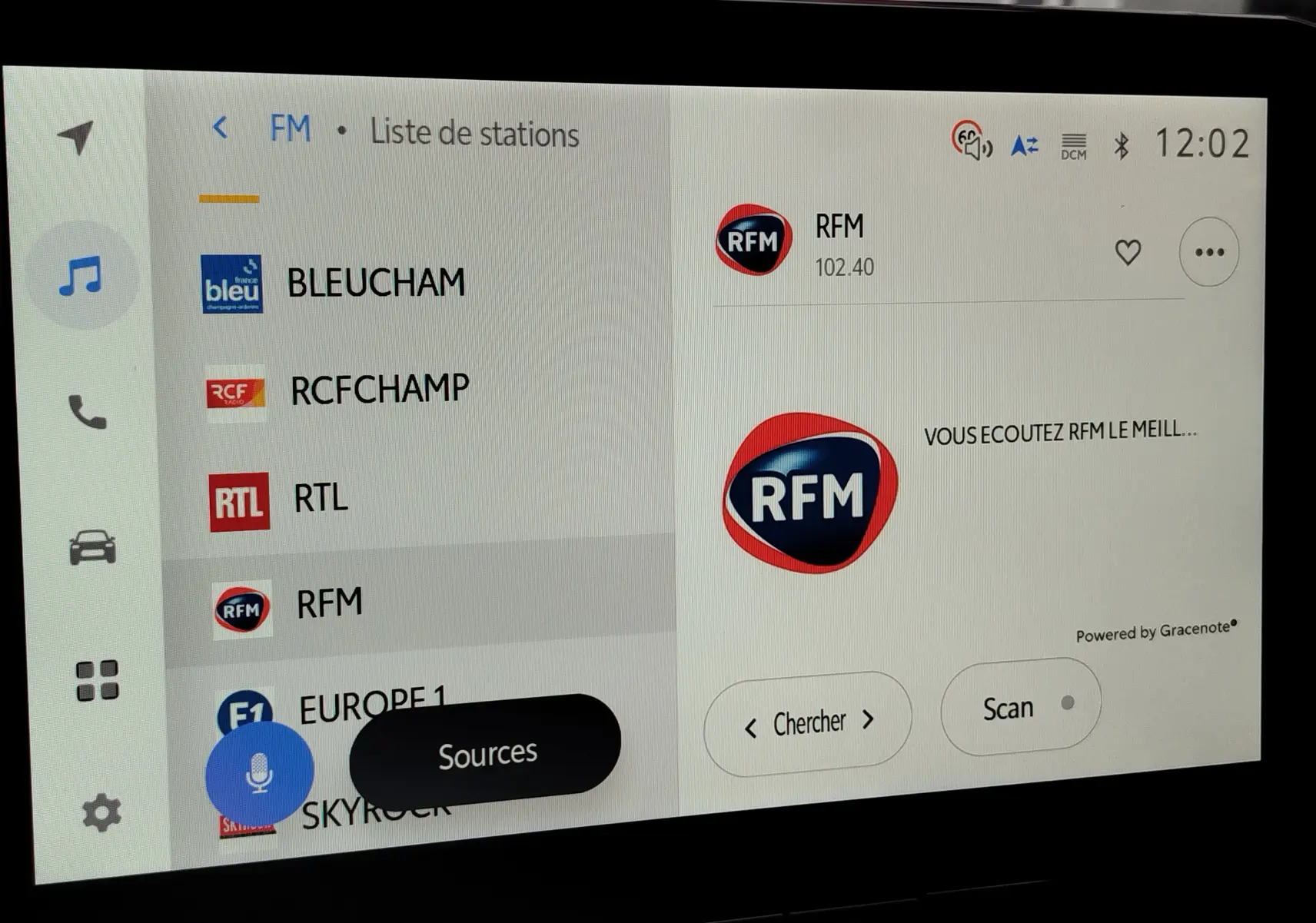 Écran tactile intérieur de la Toyota Corolla Cross 2025 affichant la liste des stations radio FM.