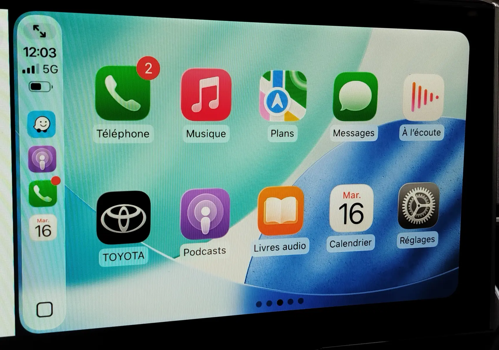 Écran tactile central de la Toyota Corolla Cross 2025 affichant les applications connectées en mode Apple CarPlay.