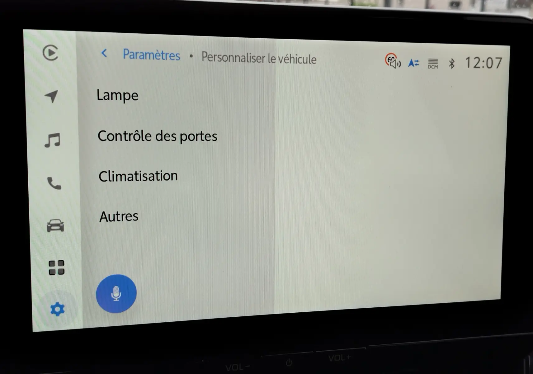 Écran tactile intérieur de la Toyota Corolla Cross 2025 affichant le menu de personnalisation du véhicule.