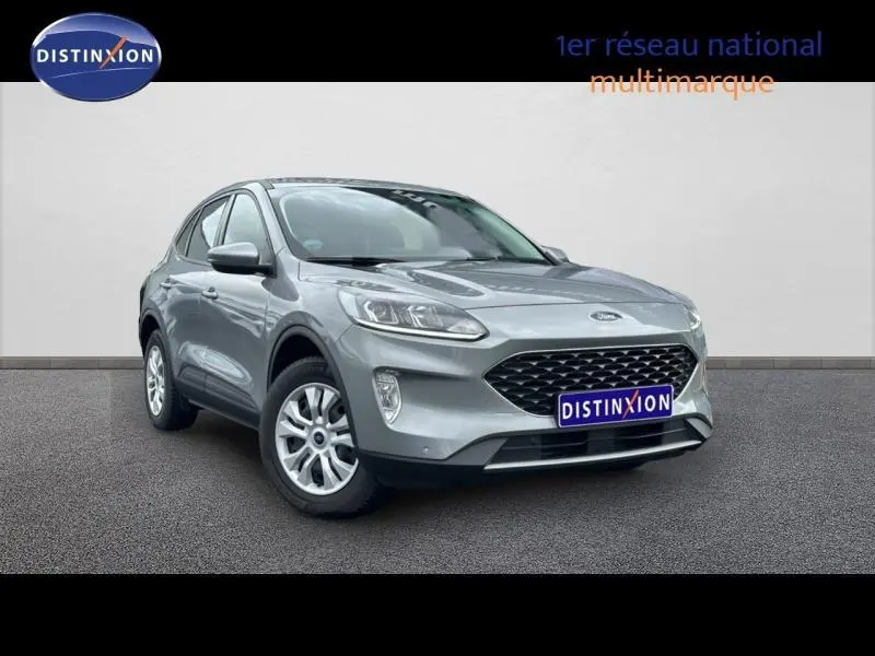 Ford Kuga 1.5 EcoBoost gris Solar métallisé, vue 3/4 avant droit avec calandre noire et jantes alu.