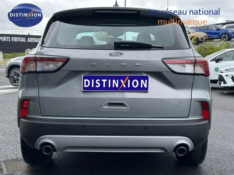 Vue arrière d'un Ford Kuga 1.5 EcoBoost gris Solar métallisé avec double sortie d'échappement et feux arrière LED.