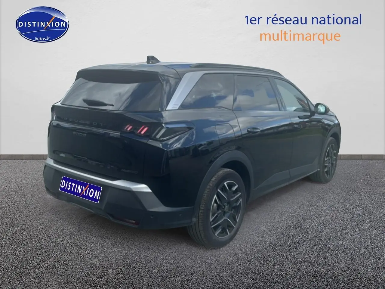 Peugeot 5008 Hybrid 145 allure noir vue 3/4 arrière droit avec feux arrière LED et jantes alu.