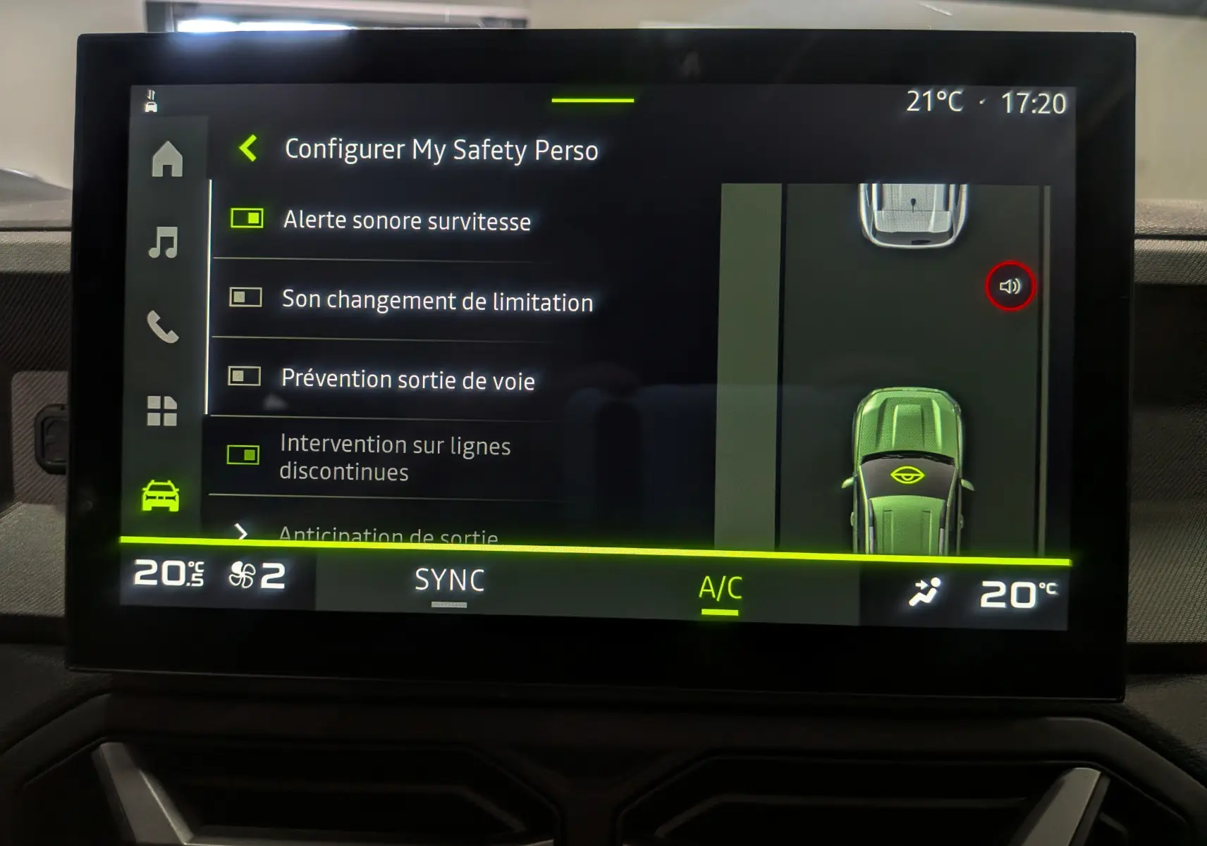 Écran tactile intérieur du Dacia Bigster 2026 montrant les réglages de sécurité avec représentation du véhicule vert cèdre en vue de dessus.