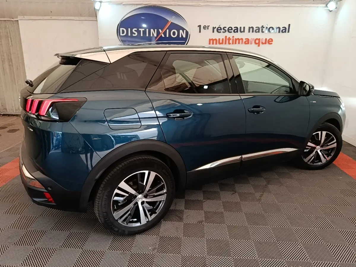 Vue de profil côté gauche du Peugeot 3008 hybride rechargeable bleu 2023 avec jantes alliage et feux arrière LED distinctifs.